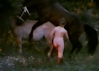 Sexo en zoológico vintage: A una mujer gordita le encanta montar a caballo desnuda