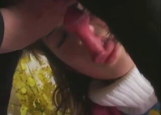 Drobcena japonska punca ima zoofilski seks z velikim črnim labradorcem
