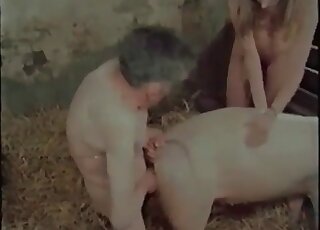 Pervertido se masturba y folla a un cerdo en una salvaje escena porno de bestialidad